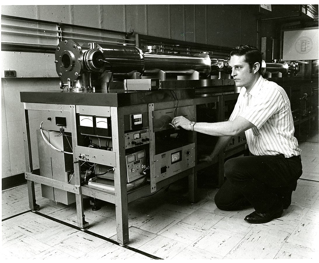 1093px-Atomic_Clock008